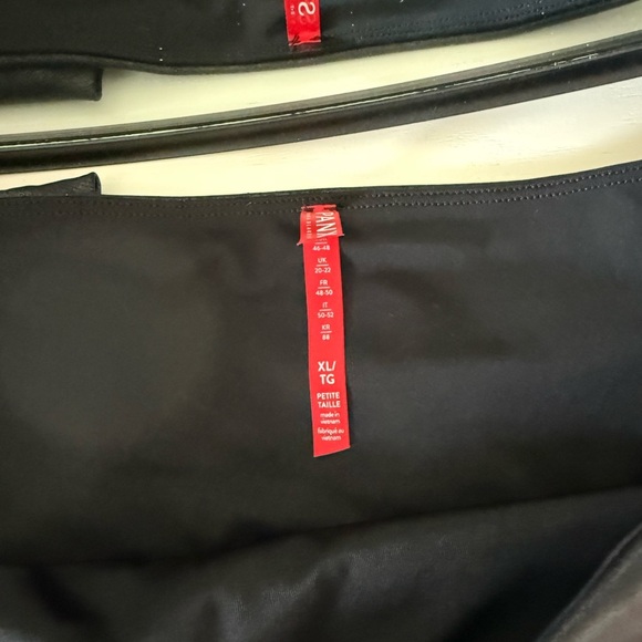 SPANXshape™ Faux Leather
Leggings XL petite - Picture 8 of 10